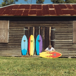 Softboard MR Epoxy Twin Fin 6'4" - Lifestyle 3