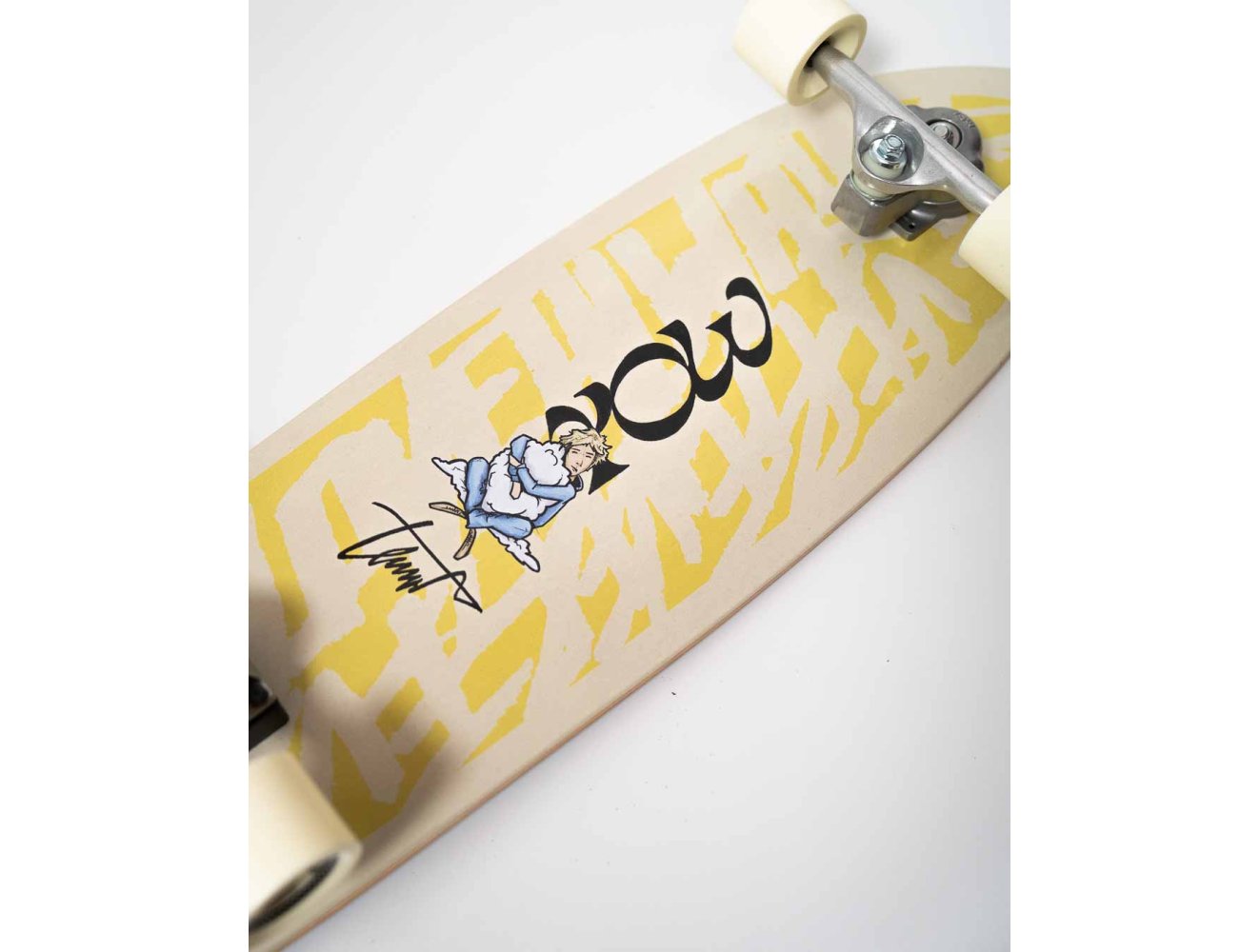 Vista lateral de Surfskate YOW Longfish Lenart 35.5" Signature Series Completo