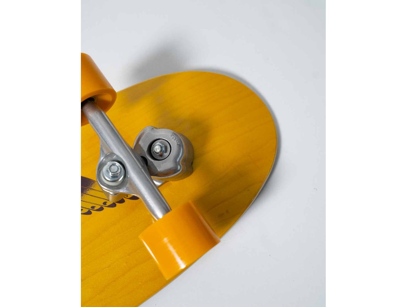 Vista lateral de Surfskate YOW Fanning Falcon Performer 33.5" Completo