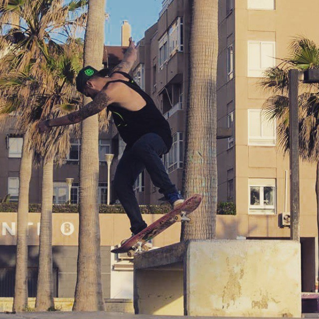 Carlos García Heredia (Kichi) patinando en Almería