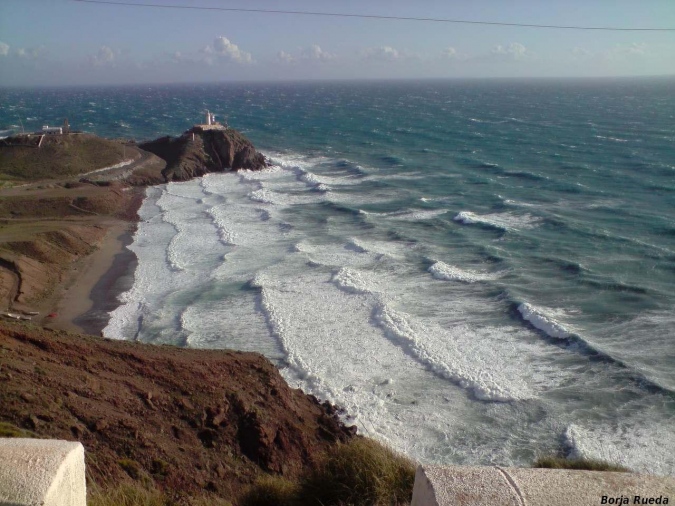 Olas rompiendo en Las Salinas de Cabo de Gata, Almería