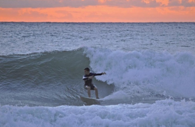 Derecha surfeando en Mojácar, Almería