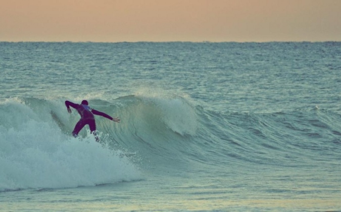 Bajada de izquierdas surfeando en Mojácar, Almería