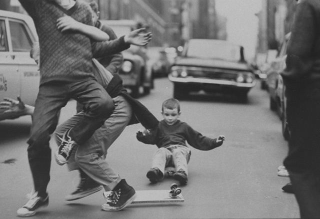 Skaters surfeando el asfalto bajando una cuesta
